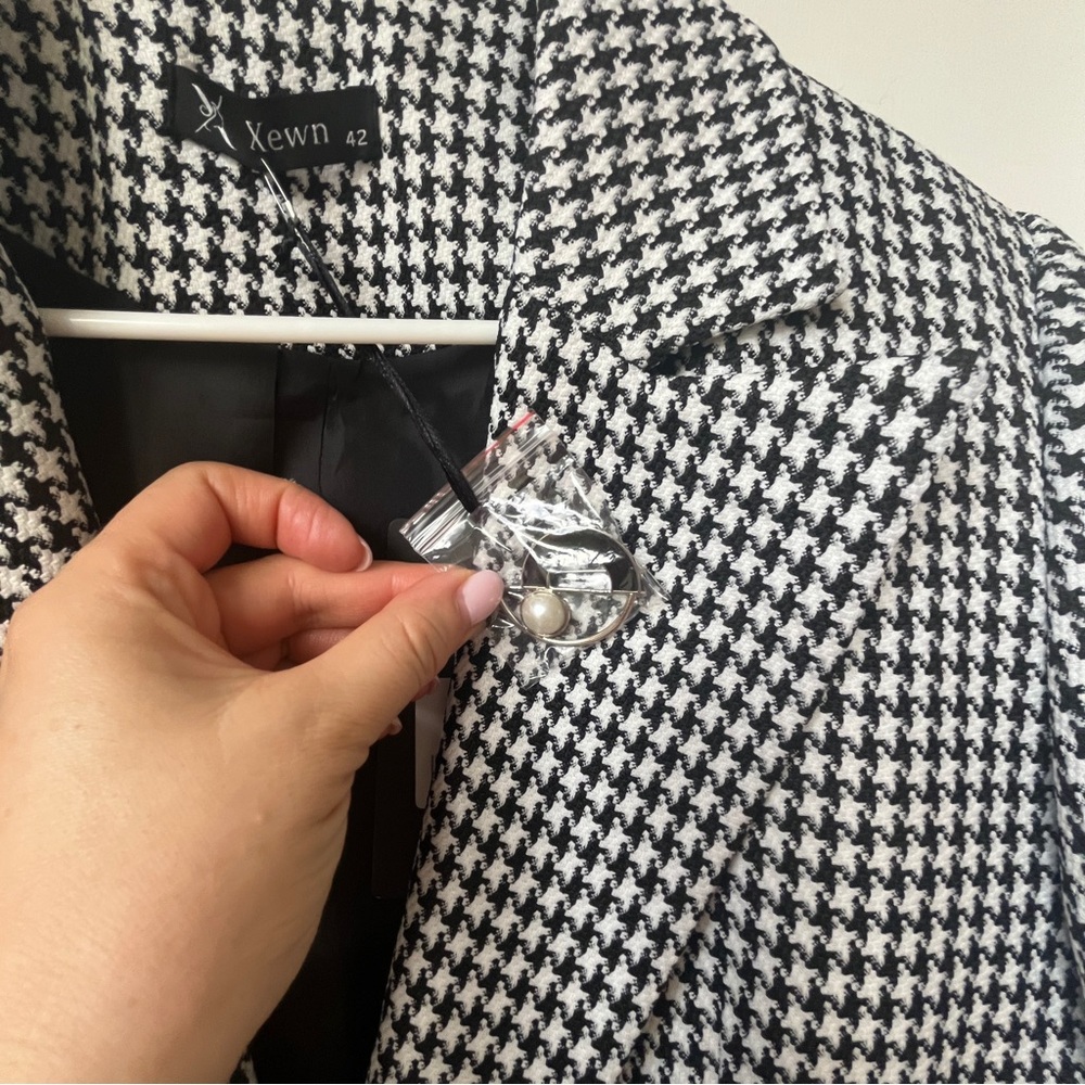Stylish Black and White Houndstooth Women's Blazer - Picture 4 of 13